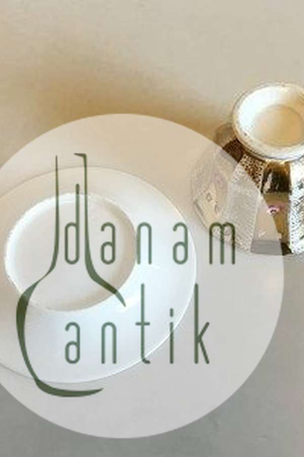 Facetteret kaffekop dekoreret med roser og guld. Antagelig tysk