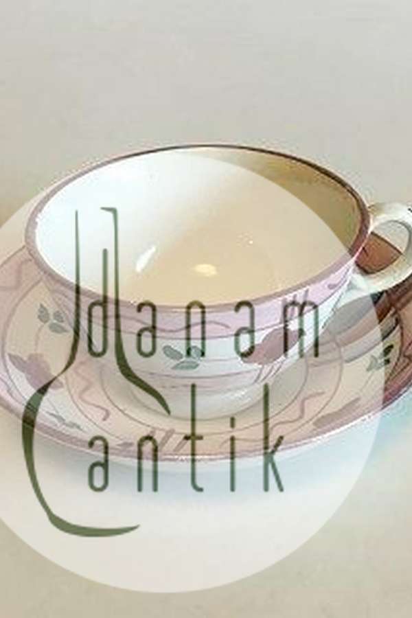 Gammel Thekop med rød dekoration