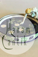 Aluminia Fajancefigur/fad "Pige, der plukker åkander". Designet af Harald Slott-Møller i 1905 No 525/397