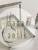 银色心形装饰的粉盒、镜子和唇膏盒。