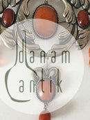 Art Nouveau unika broche fra 1910-1920 med ravsten. Ukendt kunstnermonogram.