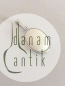 N.E. 从纯银骨质项链的吊坠。