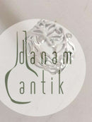 Dirks Blomsterring, 14K hvidguldsring med 3 brillanter. I alt 0.05 ct. W.SI.