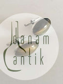 タイガーアイをあしらったシルバーのオーバルカフリンクス。