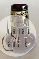 Bordeauxrød vase med gulddekoration