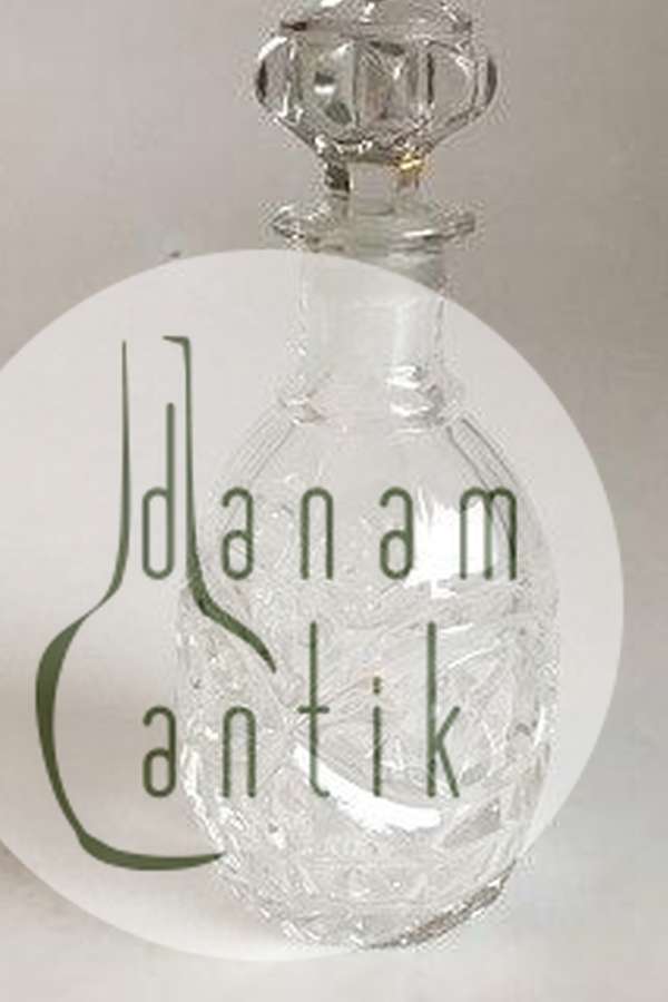 Karaffel af presset glas