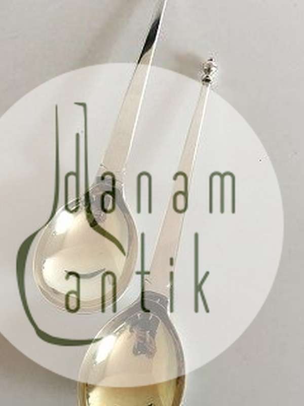 Sæt af to serveringsskeer i Sølv med forgyldt endestykke.