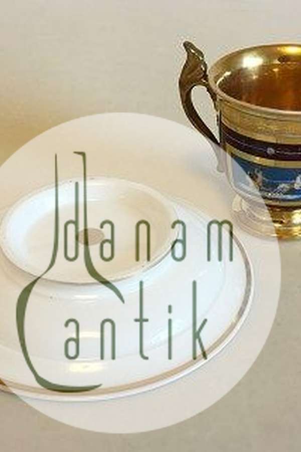 Royal Copenhagen Empirekop i Sevresstil dekoreret med stridsvogne og kvindesilhuet. Fra 1820-1850