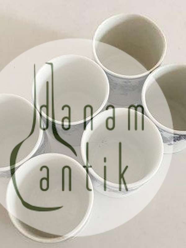 Royal Copenhagen Små Snapsebæger med unika dekoration af Jeanne Grut. Sæt på 6 stk.