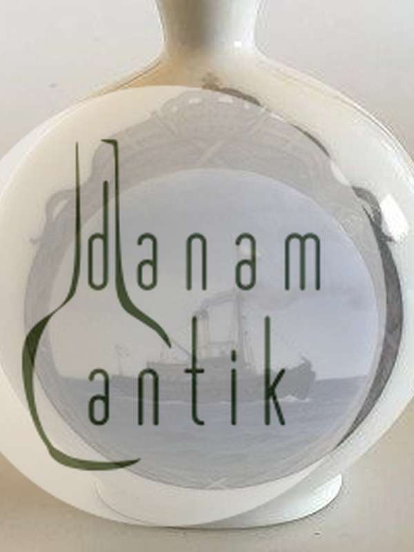 Royal Copenhagen Vase No 1715 med Skibsmotiv og rigsvåbenets tre løver og ni hjerter