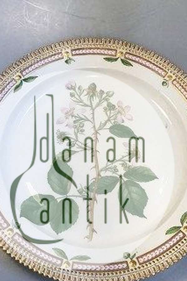 Royal Copenhagen Flora Danica Rundt Fad No 3524 (Pre 1923)