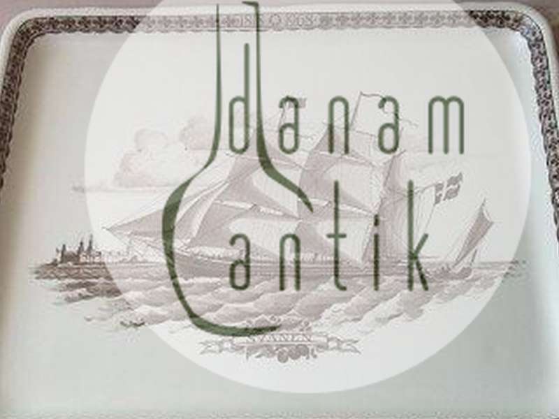 Royal Copenhagen Aluminia The bakkebord med skib "svanen"