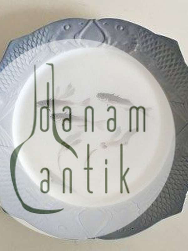 Royal Copenhagen Art Nouveau Plate with Fish Border No 85