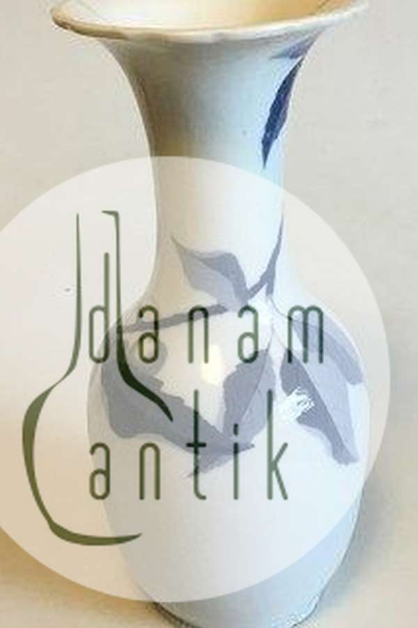 Bing & Grøndahl Unikavase designet af Fanny Garde. Dekoreret med kirsebærgren i blå farver