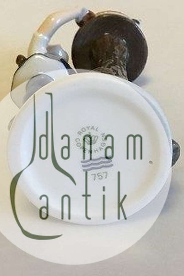 Royal Copenhagen Årsfigur af Pige ved foderbræt No. 757