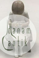 ビング＆グロンダール スツールの上で刺繍をする少女のフィギュア No 1879