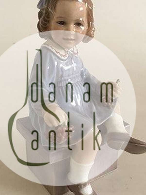 ダール・イェンセン ベリーを持つ少女のフィギュリン（エルゼ） No 1207