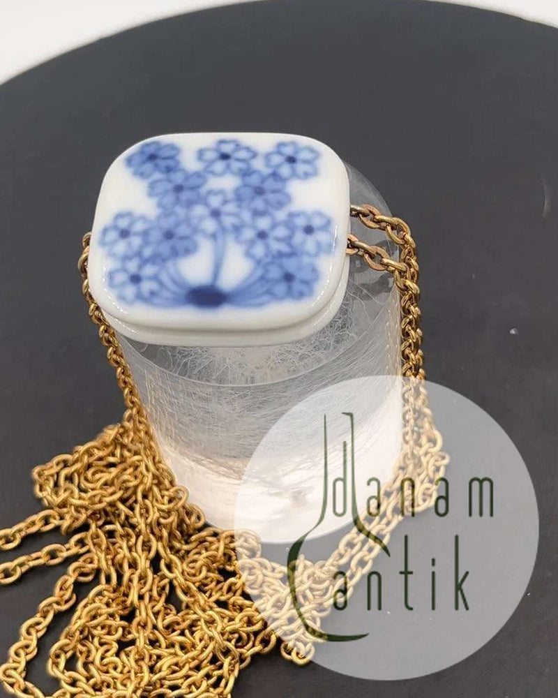 Royal Copenhagen Porcelæns vedhæng med kæde