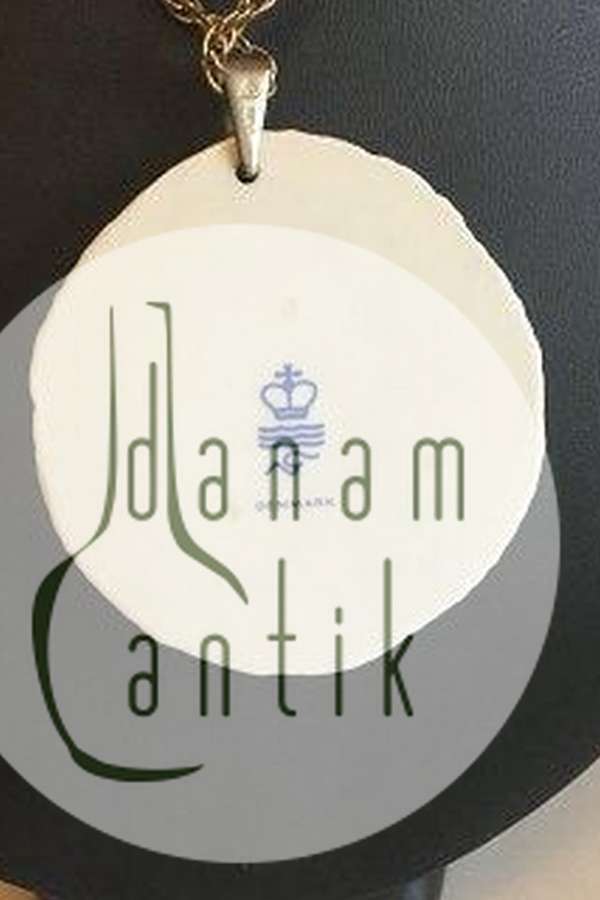 Royal Copenhagen Vedhæng a fporcelæn med gulddekoration. Designet af Nils Thorson. Sterling sølv af Anton Michelsen