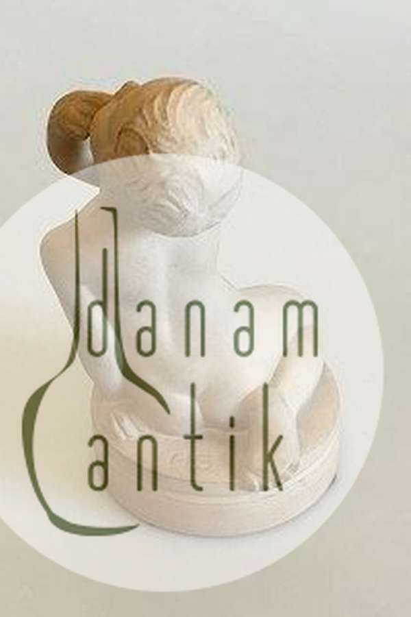 P. Ipsens Enke Terracottafigur af siddende dreng No 862