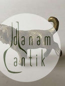 后腿站立的猫的青铜像