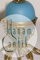 Opalglas-Ei im Metallständer mit Überraschung