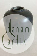 L. Hjorth Vase aus Steingut mit dunkelgrauer Glasur