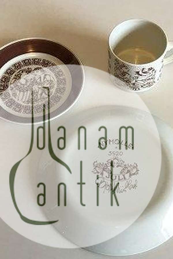 Bjørn Wiinblad, Nymølle Juli Månedskop med underkop No 3513 og kagetallerken No 3520