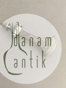 斧头形状的银质胸针