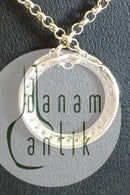 Chain in 14K. White gold with round pendant with 30 small stones