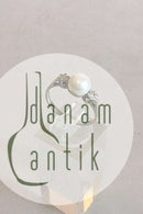 Ring i 14 K Hvidguld med Perle og to små Brillanter