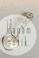 银色糖匙与2朵雏菊