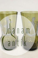 Vermutlich deutsches Glas. Set aus zwei Vasen aus grünem Glas mit weißem Dekor