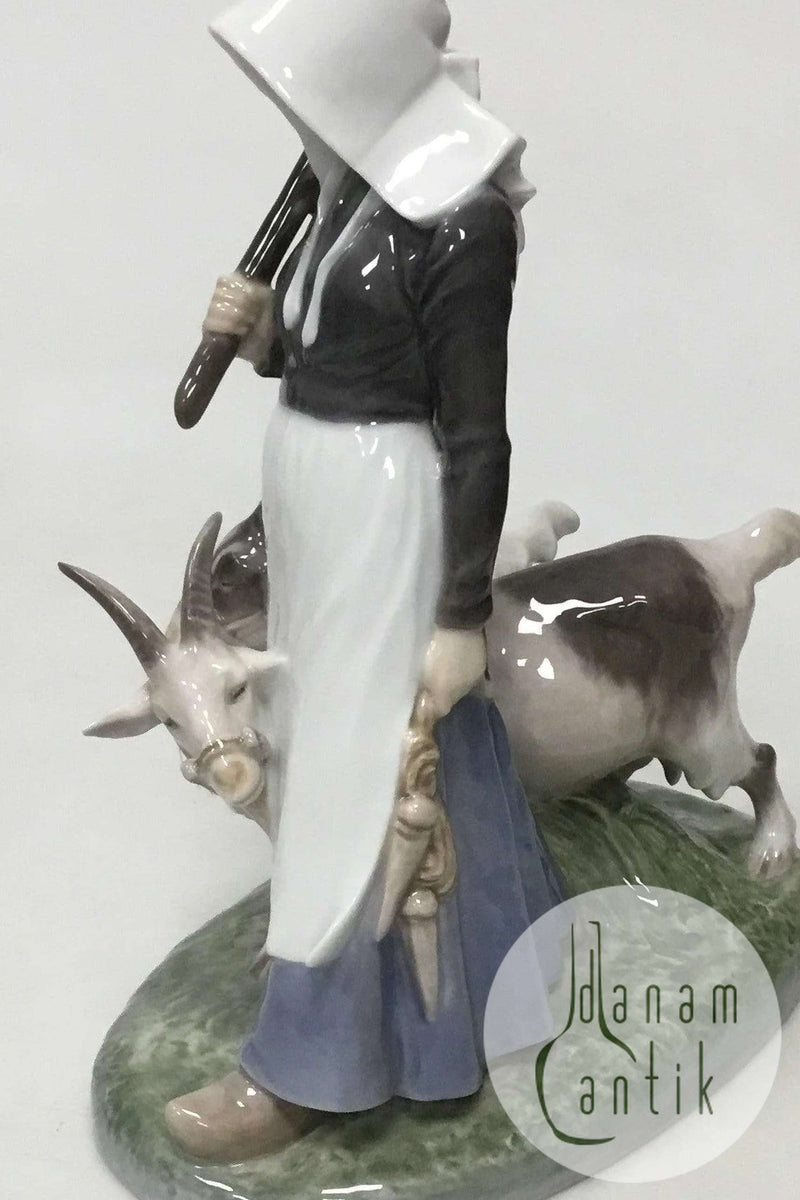 Royal Copenhagen Figur af Kvinde med geder No 694