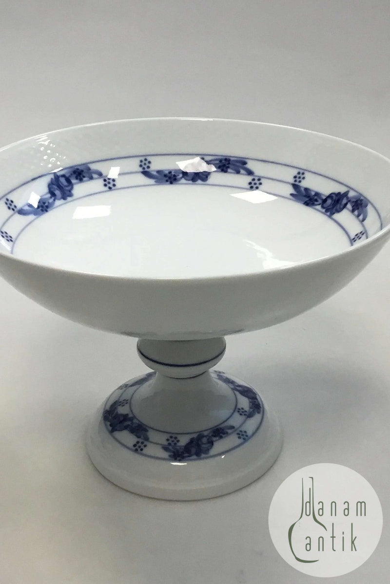 皇家哥本哈根玫瑰花蕾碗，脚踏8064号。尺寸为21厘米/8.27英寸，状态良好。