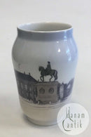 Royal Copenhagen Vase med Rytterstatuen af Frederik V på Amalienborg Slotsplads No 4566
