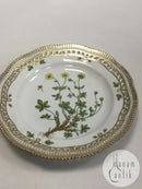 Royal Copenhagen Flora Danica tallerken med gennembrudt kant No 20/3553