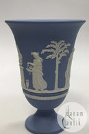 Wedgewood Blå vase på fod med dekoreret med offerkar og Amor. Måler 19 cm(7 31/64 in.)