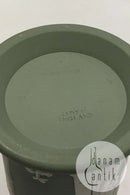 Wedgewood Cylindrisk vase dekoreret med lyrespillende gudinder. Måler 16,5 cm(6 1/2 in.)