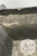 Et par hammerslåede tinlysestager med firkantet base