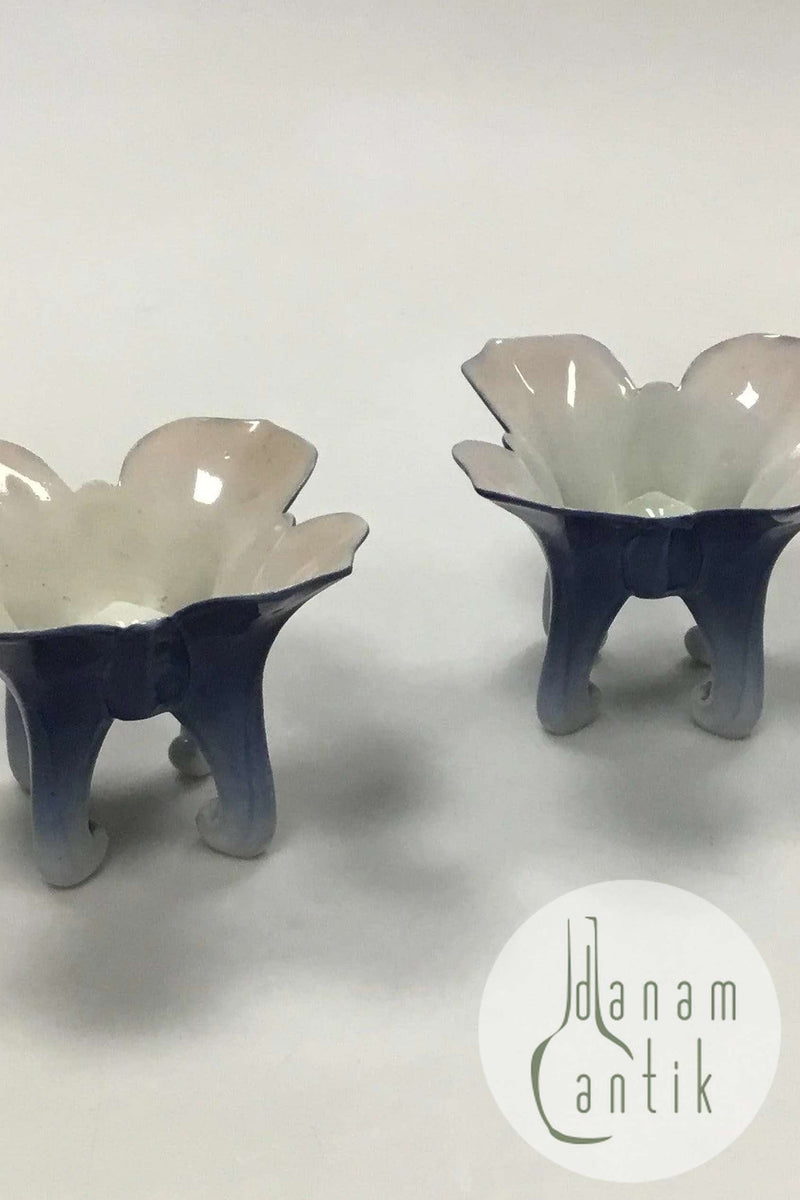 Bing og Grøndahl Art Nouveau To kuvertvaser i form af en blomst, opsat på fire fødder. No 5001