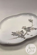 Stort Royal Copenhagen Art Nouveau Bakke med blomster No 90 / 2