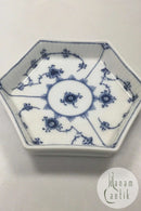 Royal Copenhagen Musselmalet Riflet sekskantet bakke No 2138