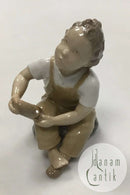 Bing & Grøndahl Figur af Hjælp mig mor No 2275. Måler 13 cm ( 5.12 in. )