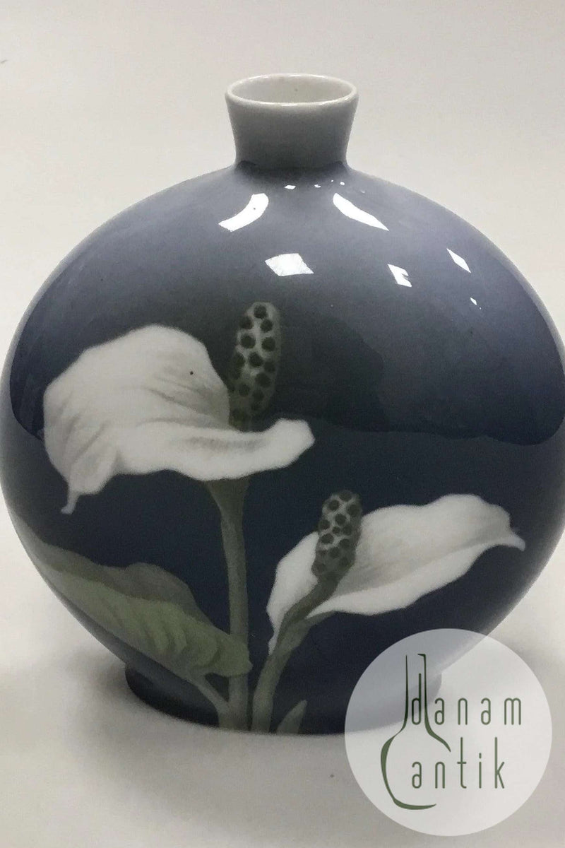 Royal Copenhagen Art Nouveau Vase dekoreret med fredslilje No 271/209B