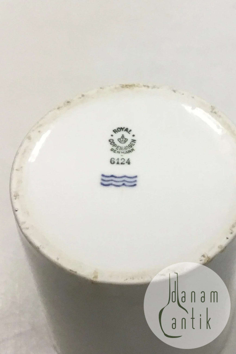 Royal Copenhagen Krus af kraftig hvid porcelæn No 6124