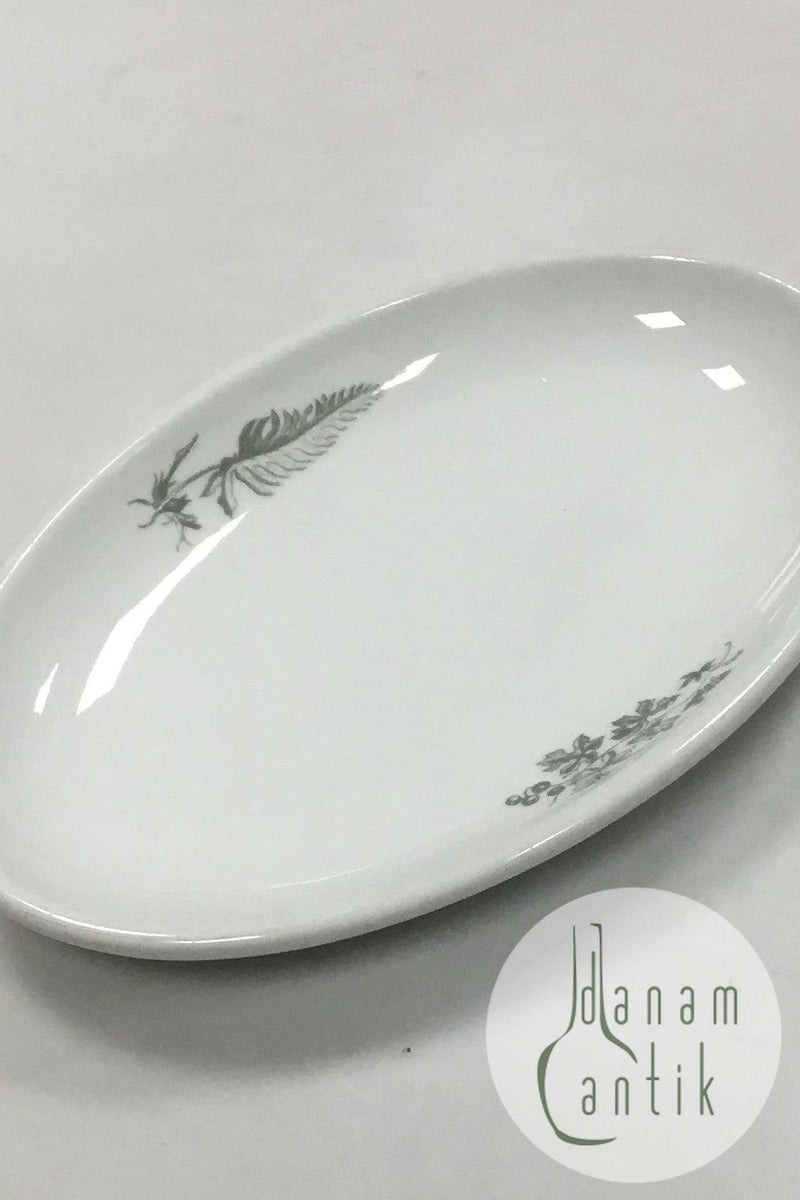 Royal Copenhagen Hotelporcelæn dekoreret med vilde planter Ovalt fad No 6009