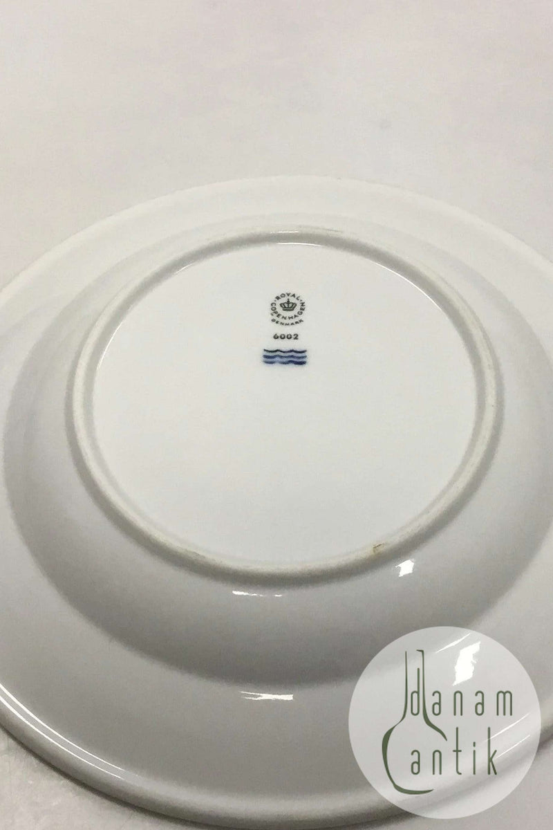 Royal Copenhagen Hotelporcelæn dekoreret med vilde planter Dyb Tallerken No 6002