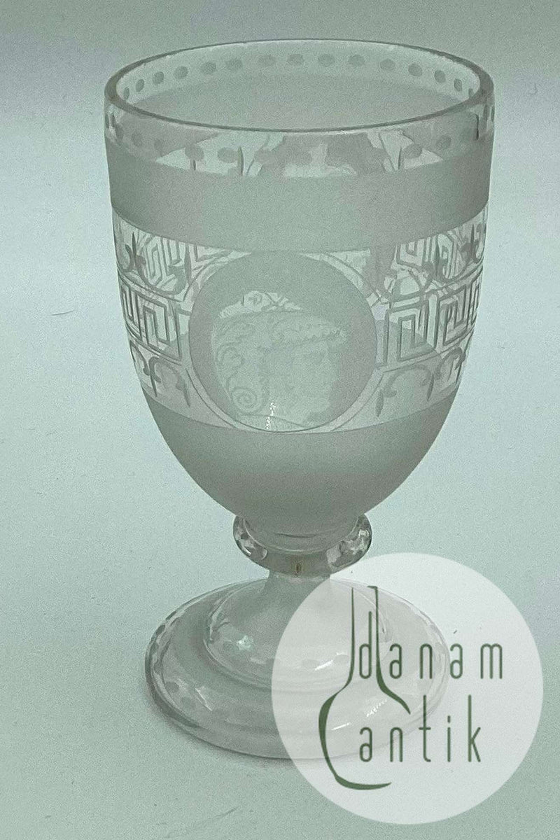 Vinglas med stort slibingsarbejde på kummen ca. 1900