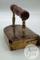 Skandinavisk butsnudet strygejern i messing fra slutningen af 18. århundrede